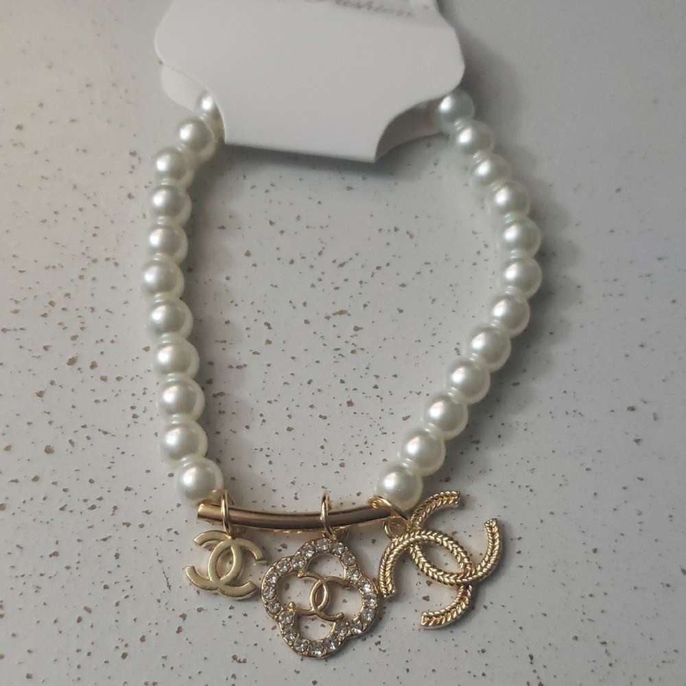 Elegant Stretch Pearl Bracelet with Gold Accents